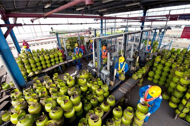 Stok tabung LPG di gudang Pertamina. 

