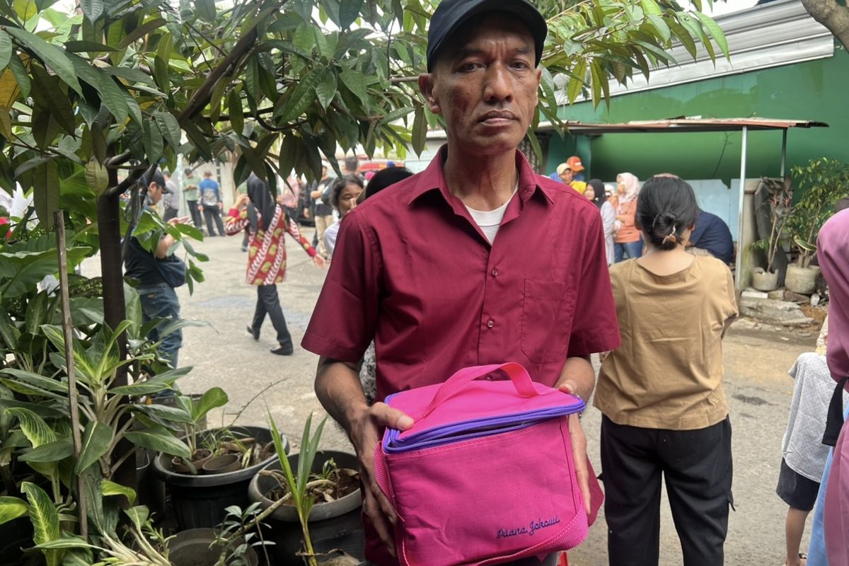 Juni (55) menahan rasa haru saat mendapatkan bingkisan tas berwarna merah jambu yang dibagikan Istri Presiden Joko Widodo, Iriana saat melakukan kunjungan ke Kelurahan Kebon Pedes, Kota Bogor.