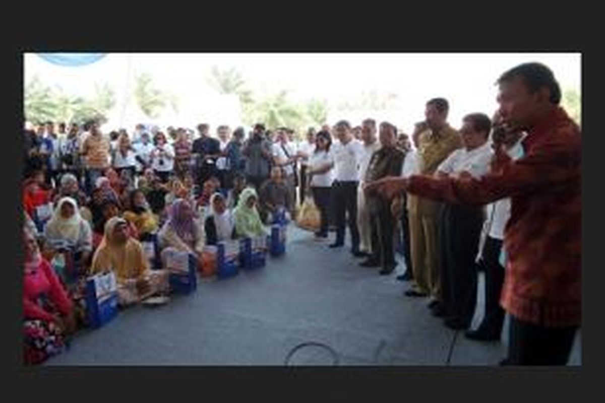 Gubernur Sumatra Utara Gatot Pujo Nugroho bersama Ketua Dewan Komisioner OJK Muliaman D. Hadad menyapa warga Desa Beringin, Deli Serdang yang mengikuti kegiatanc di sela-sela peluncuran program Laku Pandai OJK dan BTPN, Senin (30/3/2015).