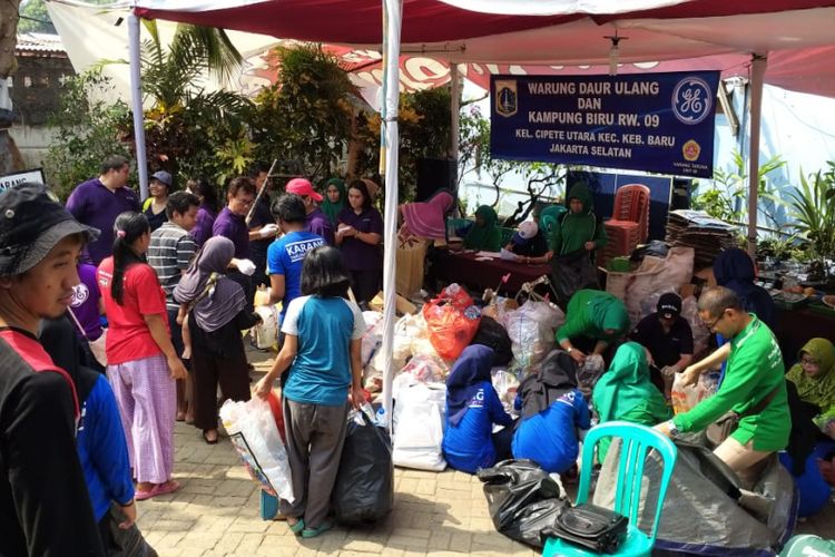 Warga RT 03 RW 09, Kelurahn Cipete Utara, Jaksel, saat penimbangan di bank sampah, Minggu (2/8/2018)