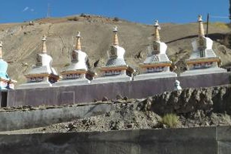 Corten pertama yang kutemui di wilayah Ladakh, India. Corten adalah bangunan mirip stupa yang menjadi tempat pemujaan atau sembahyang orang-orang Buddha Tibetan.