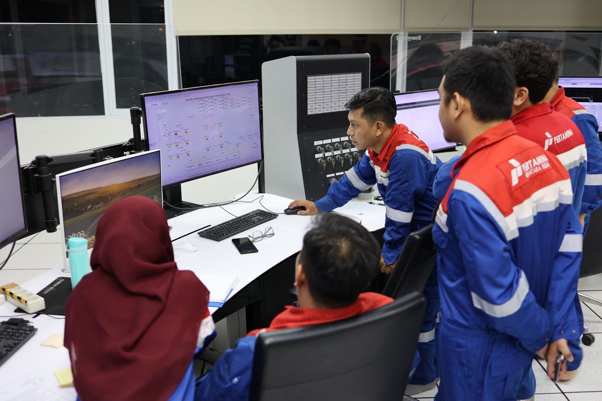 Petugas Nusantara Regas memantau sistem operasional FSRU dan ORF selama kegiatan Turn Around yang berlangsung di tengah libur Lebaran 2025.
