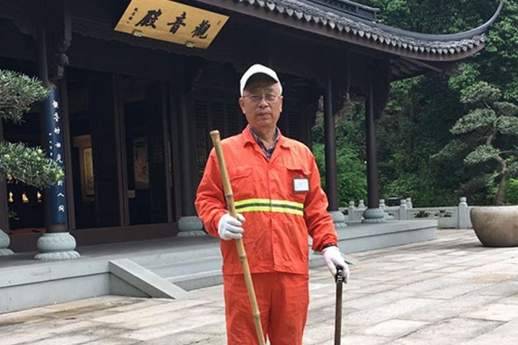 Yang Lianjun (67) seorang pensiun perusahaan kereta api memutuskan berkeliling China dengan bekerja sebagai petugas kebersihan.