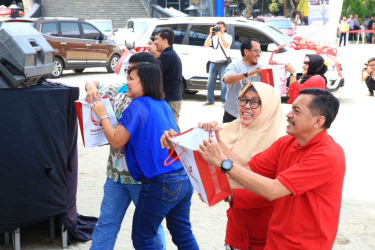 Keseruan para konsumen Wuling dalam ?Wuling Family Gathering Day?  di Pantai Carnaval Ancol, Sabtu (21/10/2017).