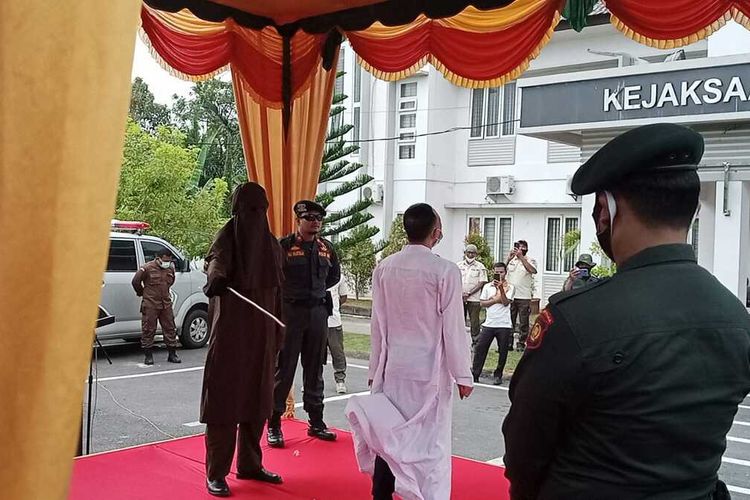 Eksekutor Kejaksaan Negeri Aceh Utara melaksanakan eksekusi cambuk terhadp dua terpidana di halaman Kantor Kejaksaan Negeri Aceh Utara,di Lhoksukon, Kecamatan Lhoksukon, Aceh Utara, Rabu (23/2/2022).