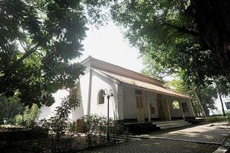 Bekas rumah dinas dokter Belanda yang dijadikan museum di Pulau Onrust, Kepulauan Seribu, Minggu (12/4/2015).