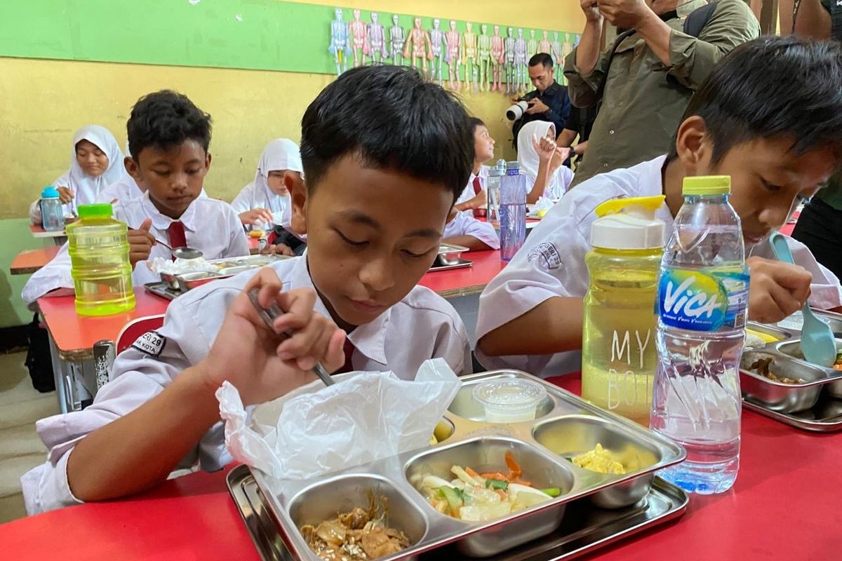 Program Makan Bergizi Gratis Resmi Diluncurkan di Kalbar, Dimulai dari Pontianak dan Landak