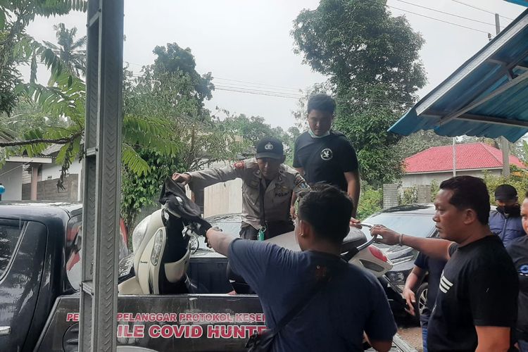 Satu unit motor matic diangkut kepolisian untuk penyelidikan penyebab bentrok antara dua perguruan silat di Desa Sukorejo, Kecamatan Bangorejo, Kabupaten Banyuwangi, Jawa Timur, Jumat (11/3/2022).