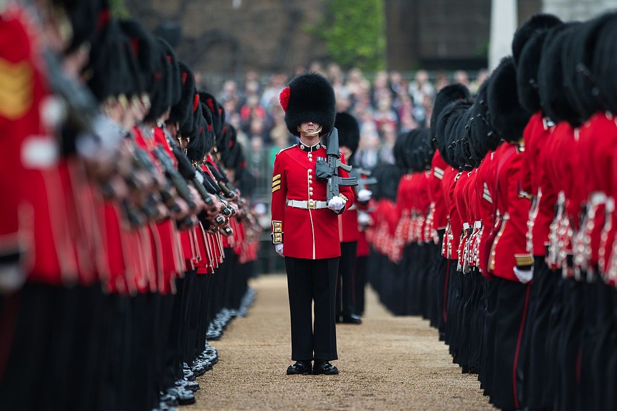 Coldstream Guard, prajurit pengawal kerajaan Inggris mengenakan topi panjang yang khas. Topi pengawal kerajaan Inggris ini terbuat dari bulu beruang hitam Kanada.