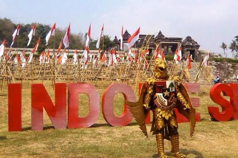 Ratusan Bendera Merah Putih Dikibarkan di Halaman Istana Ratu Boko 