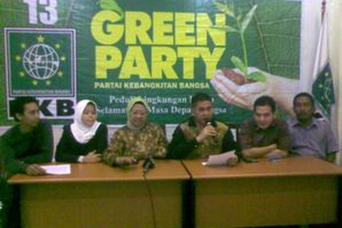 Wakil Ketua Dewan Syuro Partai Kebangkitan Bangsa (PKB) Lily Chodijah Wahid (kedua dari kiri) memimpin keterangan pers mengenai sikap PKB terhadap penyelenggaraan Pemilu 2009 di DPP PKB, Rabu (22/4). Secara politik, PKB menilai Pemilu 2009 sah meski berbagai pihak mempersoalkan keabsahannya akibat persoalan Daftar Pemilih Tetap (DPT).