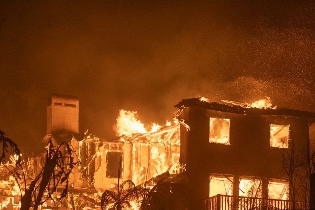 Rumah yang terbakar akibat kebakaran Los Angeles di titik api Palisades Fire, di Pacific Coast Highway, Negara Bagian California, Amerika Serikat, Rabu (8/1/2025).