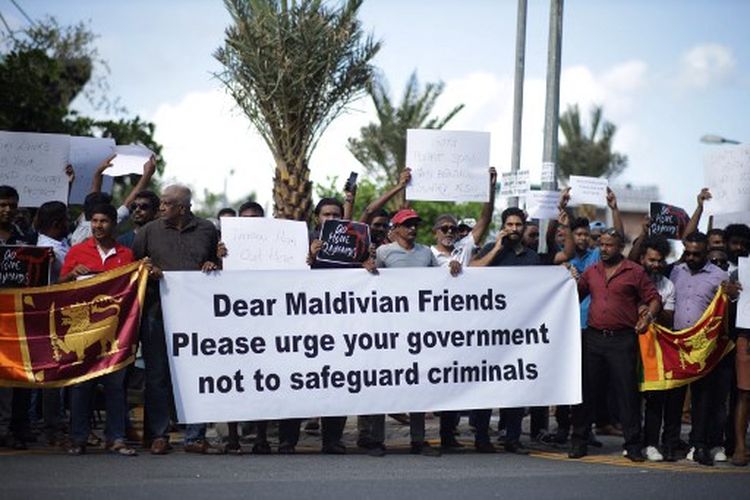 Warga Sri Lanka yang tinggal di Maladewa menggelar demonstrasi di Male pada 13 Juli 2022, untuk memprotes kedatangan mantan Presiden Gotabaya Rajapaksa yang melarikan diri dari negaranya sendiri setelah ribuan pengunjuk rasa menyerbu kediaman resminya yang menuduhnya bertanggung jawab atas ekonomi terburuk Sri Lanka.