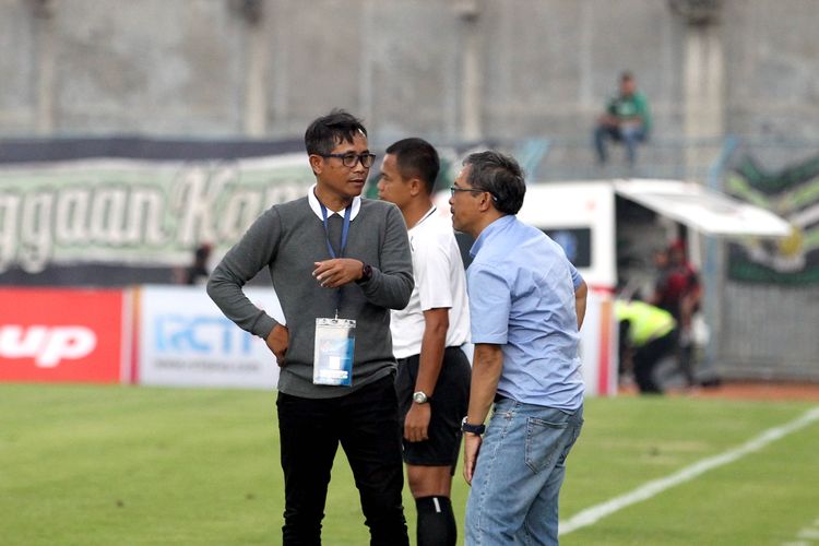 Pelatih Persik Kediri Joko Susilo saat diskusi dengan pelatih Persebaya Surabaya Aji Santoso seusai laga pertama penyisihan Grup A Piala Gubernur Jatim 2020 yang berakhir dengan skor 3-0 di Stadion Bangkalan, Jawa Timur, Senin (10/02/2020) sore.