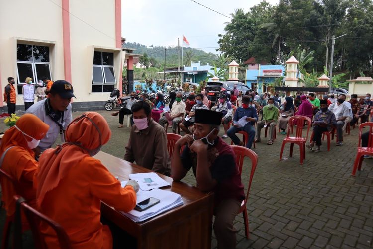 Penyaluran BLT tahap kedua yang bersumber dari APBD di Kabupaten Banjarnegara, Jawa Tengah, Selasa (26/6/2020).