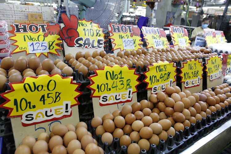 Telur ditampilkan di Pasar Simummuang di Pathum Thani, Thailand, pada Senin (10/1/2022). Pedagang pasar mempertahankan harga telur pada level mereka saat ini, meskipun harga naik 5-6 baht Rp2.129- Rp2.555 per tray 30 di tempat lain. Asosiasi Ayam Petelur mengatakan kenaikan tersebut disebabkan oleh tingginya biaya pakan dan obat hewan.
