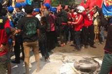 Unjuk Rasa Buruh Tolak RUU Pilkada di DPR Diwarnai Bakar Ban 