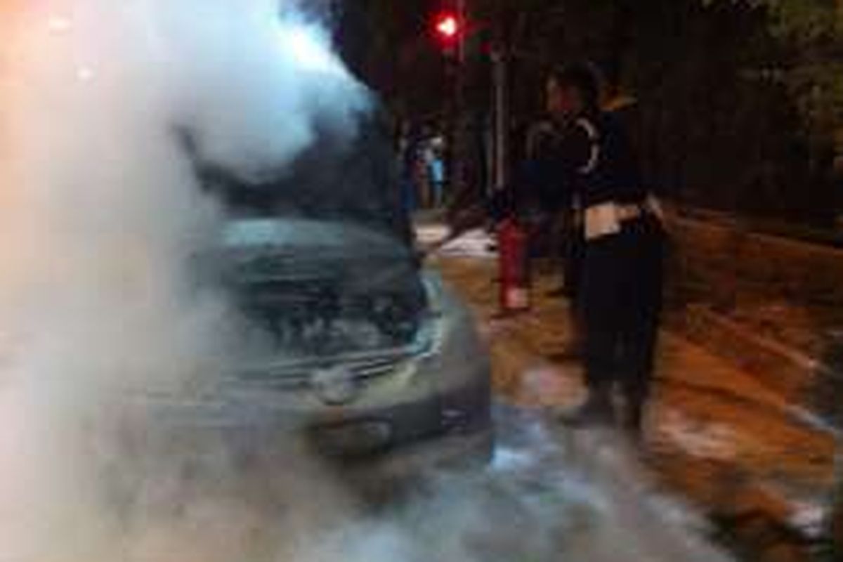 Mobil sedan yang terbakar di Jalan TB Simatupang
