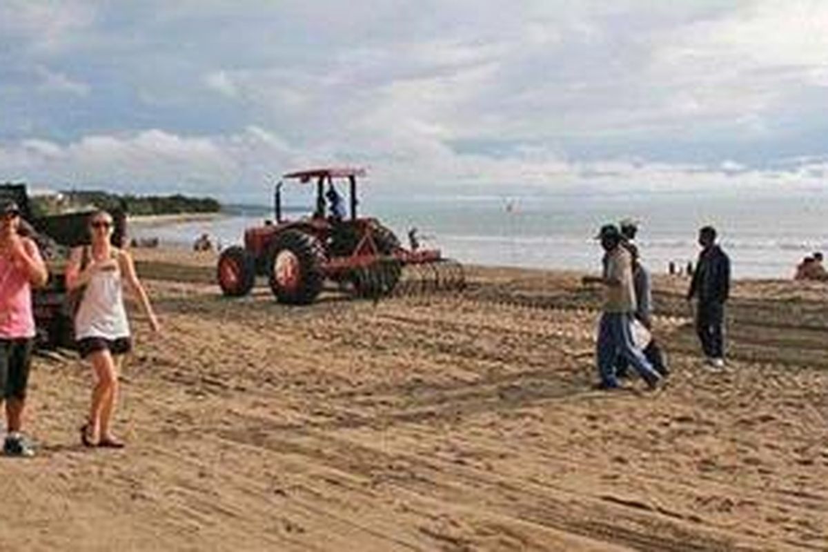 Sejak Rabu lalu, petugas kebersihan, Satuan Petugas Pantai Kuta, bersama masyarakat dan pedagang bergotong royong membersihkan Pantai Kuta, Kabupaten Badung, Bali. Hari Jumat (8/4/2011), Pantai Kuta terlihat sudah relatif bersih, setelah sebelumnya diberitakan di majalah Time tentang kondisinya yang sangat kotor dan jorok.