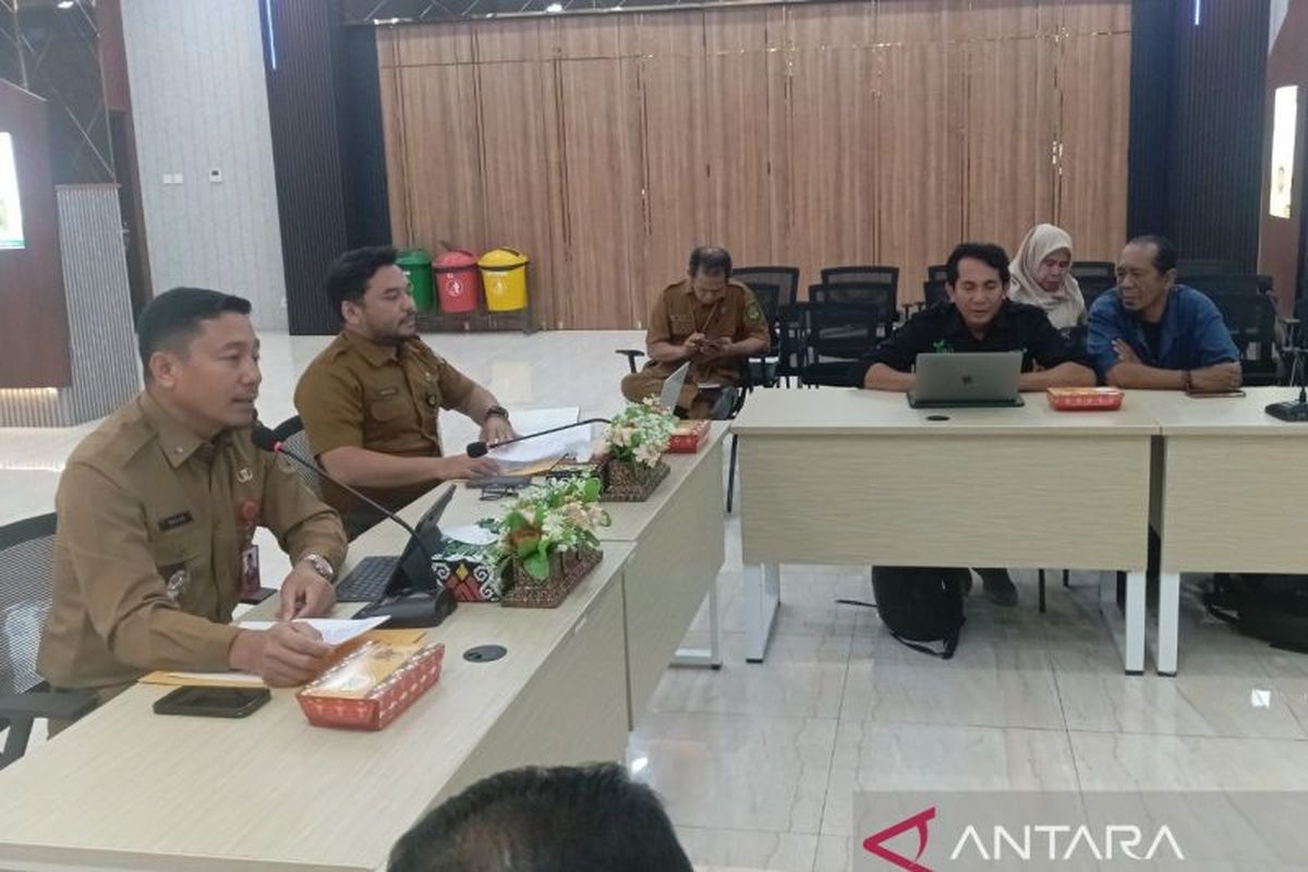 Kepala DPMPD Kaltim Puguh Harjanto (kiri - depan) saat memimpin rapat pembentukan Pokja Percepatan Pengakuan MHA, di Samarinda, Selasa (27/1/2026).