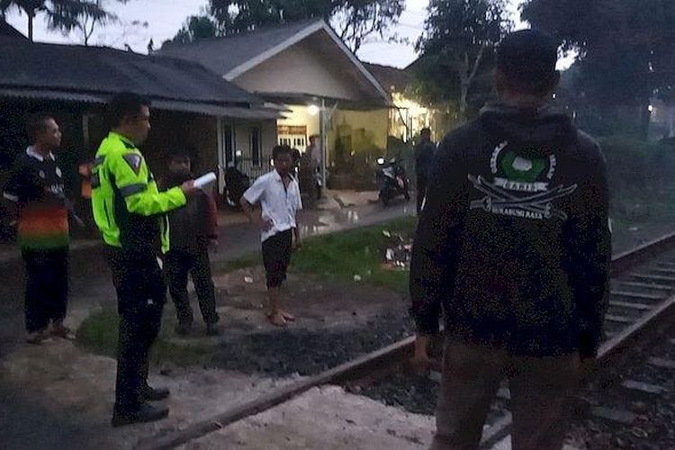 Polisi mengecek lokasi kejadian pasutri tewas tertabrak kereta api di Kampung Babakan Sirna RT 003 RW 004, Desa Kebonpedes, Kecamatan Kebonpedes, Kabupaten Sukabumi, Jawa Barat, Jumat (3/5/2024).
