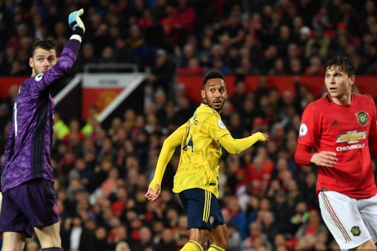 David De Gea dan  Victor Lindelof menanti putusan wasit soal gol atau tidaknya tembakan Pierre-Emerick Aubameyang dalam laga Manchester United vs Arsenal dalam lanjutan Liga Inggris di Stadion Old Trafford, 30 September 2019. 