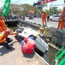 Mobil Masuk Sungai di Surabaya akibat Sopir Kehilangan Konsentrasi