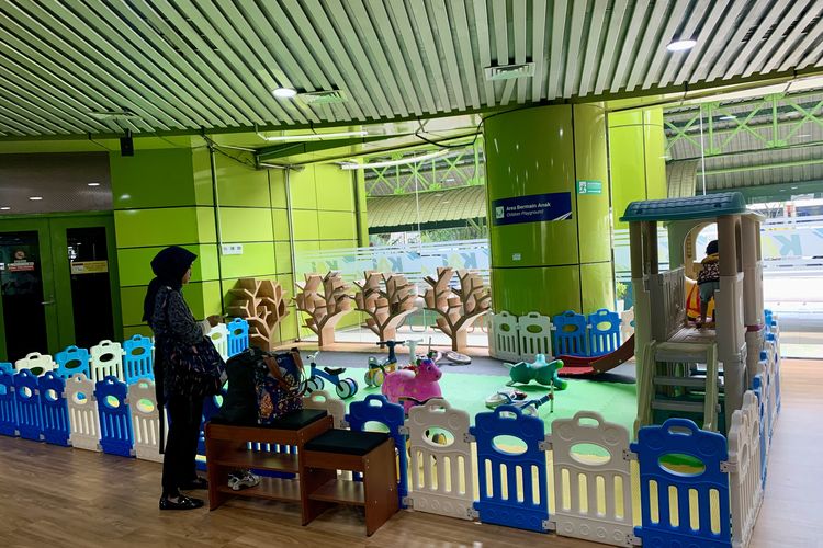 Lokasi area bermain anak di Stasiun Gambir terletak di lantai satu. Dari area check-in Hall Selatan, penumpang hanya perlu naik satu lantai untuk menemukan area bermain ini.