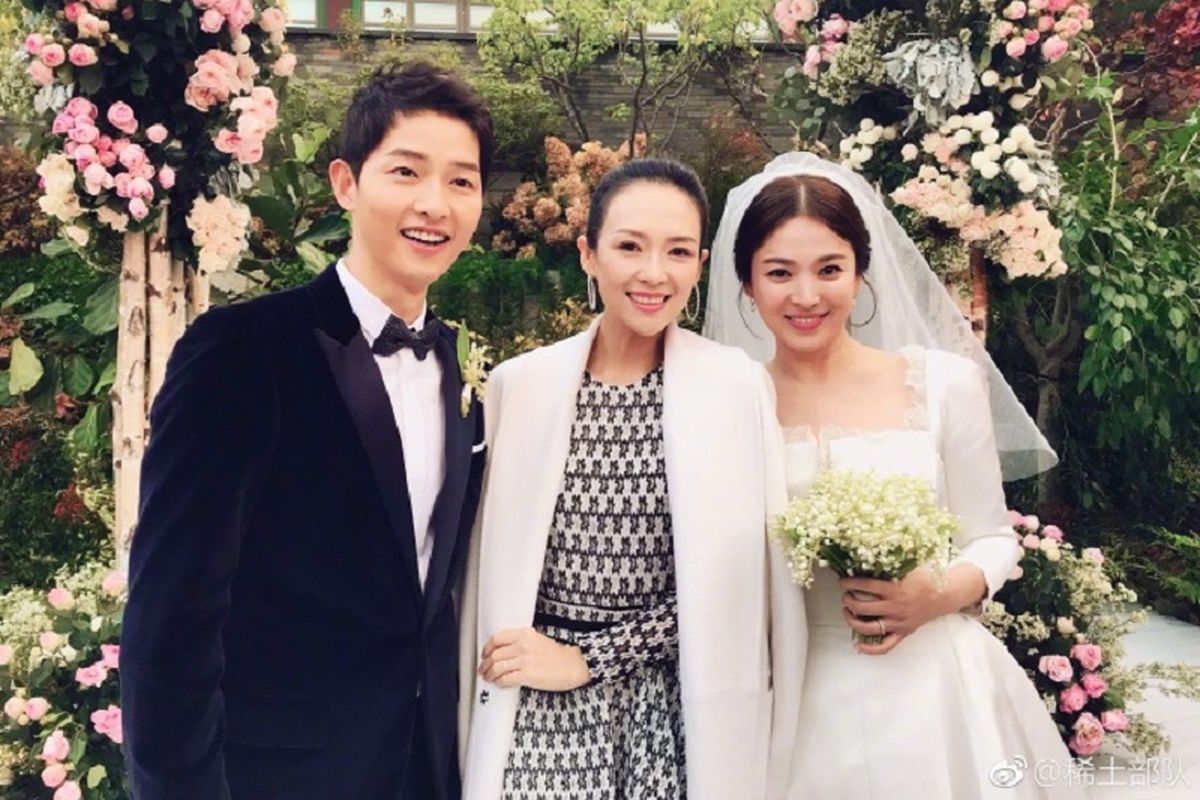 Pasangan Song Joong Ki dan Song Hye Kyo berfoto dengan aktris China Zhang Ziyi, di Shilla Hotel, Seoul, Selasa (31/10/2017).