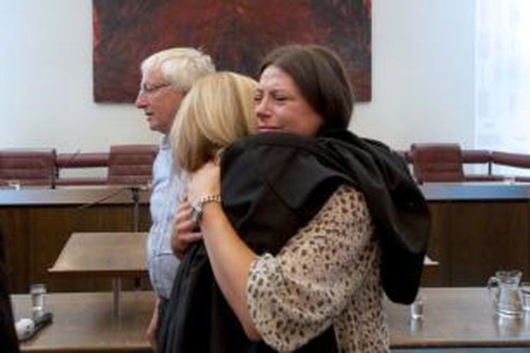 Alma Mustafic (kanan) berpelukan dengan kuasa hukumnya Liesbeth Zegveld setelah Mahkamah Agung Belanda menyatakan negeri itu bersalah atas kematian tiga pria Muslim Bosnia yang tewas dalam pembantaian Srebrenica 1995. Alma Mustafic adalah putri dari salah seorang korban tewas.
