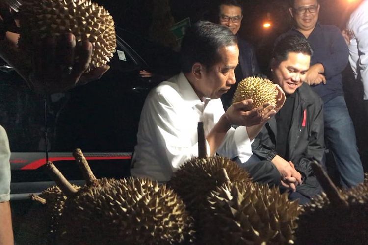 Capres 01 Joko Widodo mampir membeli buah durian di Kota Dumai, Riau, Selasa (26/3/2019).