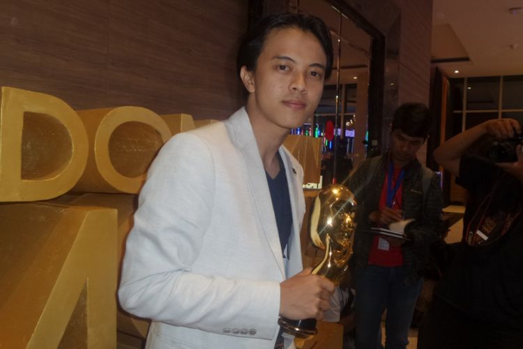 Bisma Karisma menggenggam penghargaan dari Indonesian Movie Actors Awards 2017, yang diadakan di Plenary Hall MNC News Center, Jakarta Pusat, pada Kamis (18/5/2017) malam.