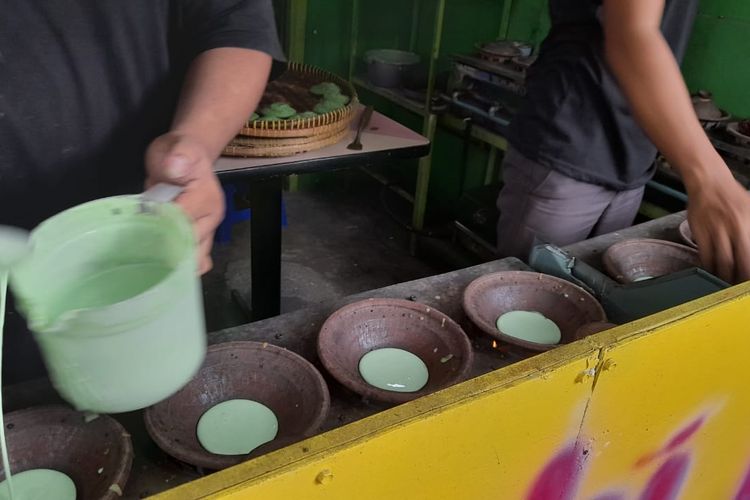 Proses pembuatan serabi hijau panji pondok kelapa