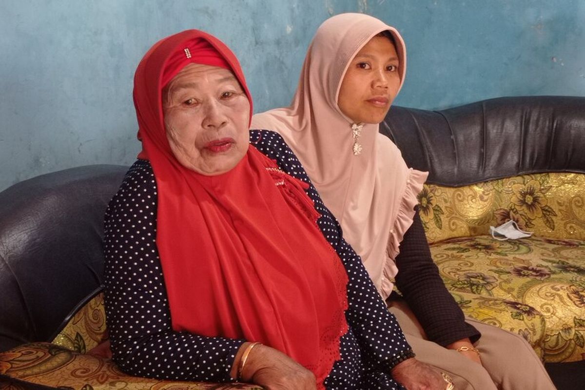 Mbok Yem bersama cucunya, akan tetap berjualan nasi pecel di Puncak Gunung Lawu sampai kapanpun. Untuk naik dan turun Gunung Lawu, Mbok Yem menggunakan tandu karena faktor usia.