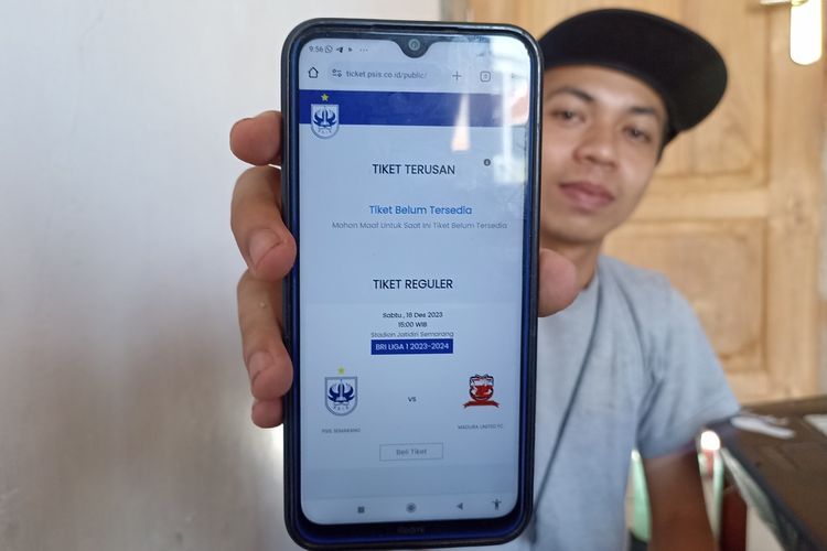 Warga Semarang, Jawa Tengah mencoba memesan tiket online pertandingan PSIS Semarang. 