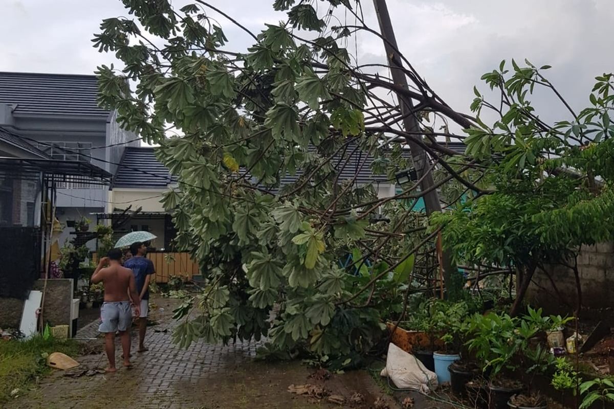 Cuaca buruk merusak sejumlah bangunan di wilayah Depok, Jawa Barat pada Minggu (26/9/2021) sore.