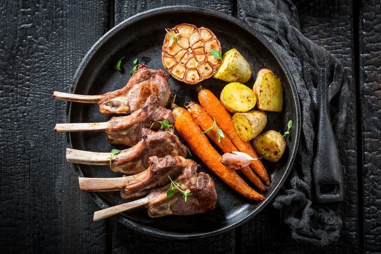 Ilustrasi daging domba dengan bawang putih dan herba, side dish sayuran