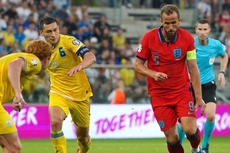 Harry Kane (9) berebut bola dengan Taras Stepanenko dalam laga Kualifikasi Euro 2024 antara Ukraina vs Inggris di Wroclaw, Polandia, 9 September 2023. (Photo by JANEK SKARZYNSKI / AFP)