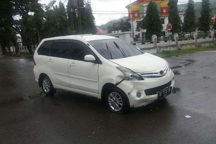 Pengemudi mobil Avansa diduga melarikan diri usai menabrak pengendara roda dua di simpang empat kompleks perkantoran Bupati Luwu, Selasa (16/07/2019)