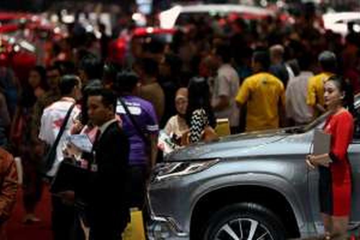 Suasana pameran GAIKINDO Indonesia International Auto Show (GIIAS) 2016 di Indonesia Convention Exhibition (ICE), BSD City, Tangerang, Banten, Kamis (11/8/2016). GIIAS 2016 akan berlangsung hingga 21 Agustus 2016. 