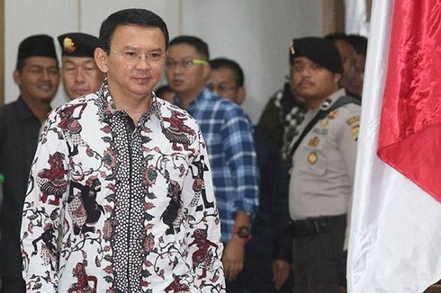 Saksi Ahli Agama dari MUI Salami Ahok dan Beri Buku ke Majelis Hakim