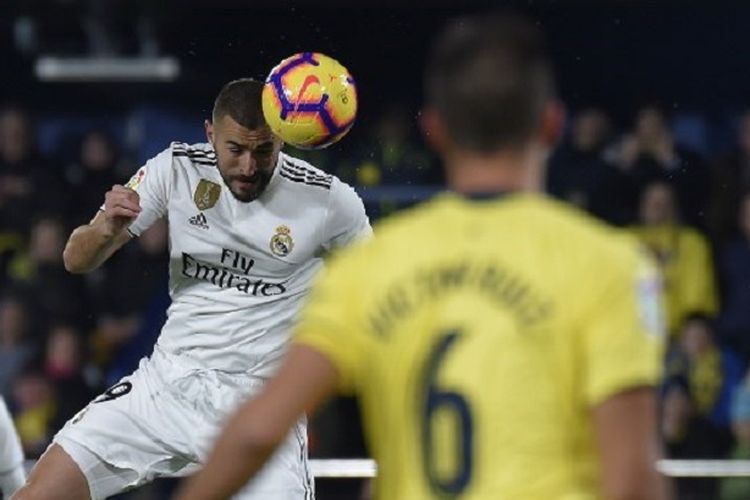 Karim Benzema menyundul bola pada pertandingan Villarreal vs Real Madrid dalam lanjutan La Liga Spanyol di La Ceramica, 3 Januari 2019. 