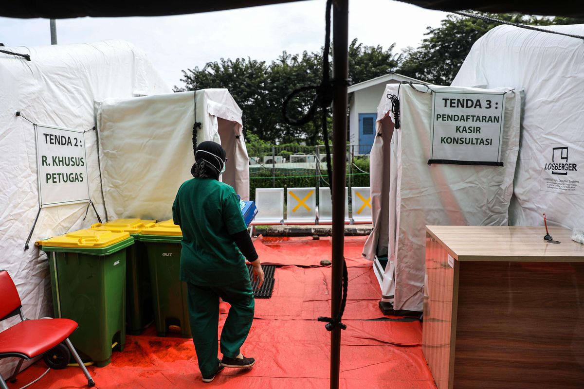 Tenaga medis memasuki tempat pemeriksaan di Rumah Sakit Umum Daerah (RSUD) Pasar Minggu, Jakarta Selatan, Senin (6/4/2020). RSUD Pasar Minggu ditetapkan menjadi salah satu rumah sakit rujukan di Jakarta yang bisa melayani pasien dengan gejala terinfeksi, diduga terinfeksi, ataupun terinfeksi Covid-19.