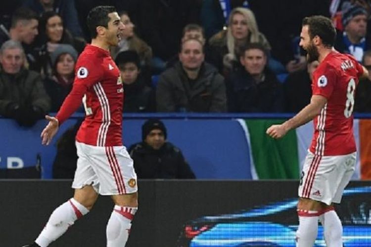 Henrikh Mkhitaryan dan Juan Mata merayakan gol Manchester United ke gawang Leicester City pada laga Premier League di Stadion King Power, Minggu (5/2/2017). 