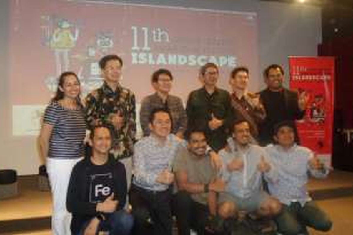 Para penggagas, sutradara, dan artis film diabadikan saat menggelar jumpa pers Jogja-NETPAC Asian Film Festival (JAFF) di Auditorium SAE Institute, Pejaten Raya, Jakarta Selatan, Kamis (17/11/2016).