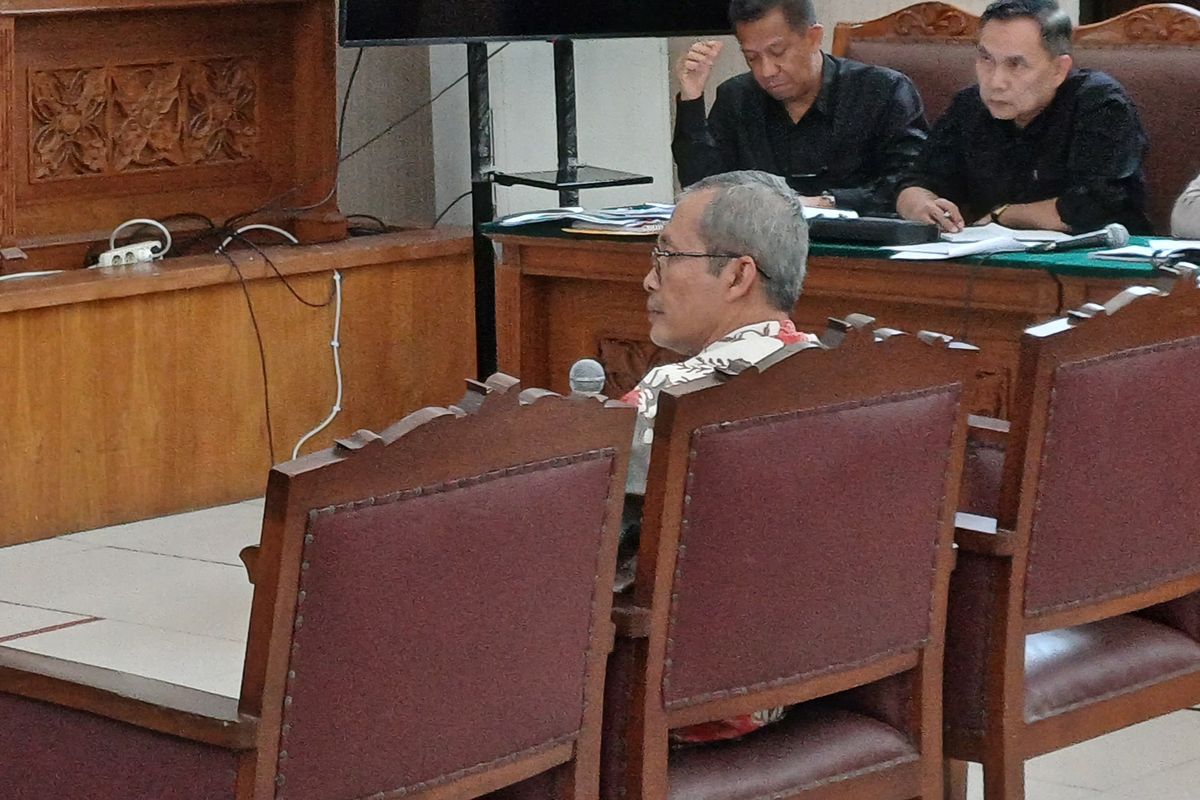Wakli Ketua Komisi Pemberantasan Korupsi (KPK) Alexander Marwata saat menjadi saksi dalam sidang gugatan praperadilan yang diajukan Ketua KPK nonaktif Firli Bahuri terkait penetapannya sebagai tersangka dugaan kasus pemerasan terhadap eks Menteri Pertanian Syahrul Yasin Limpo (SYL) di Pengadilan Negeri Jakarta Selatan, Kamis (14/12/2023).