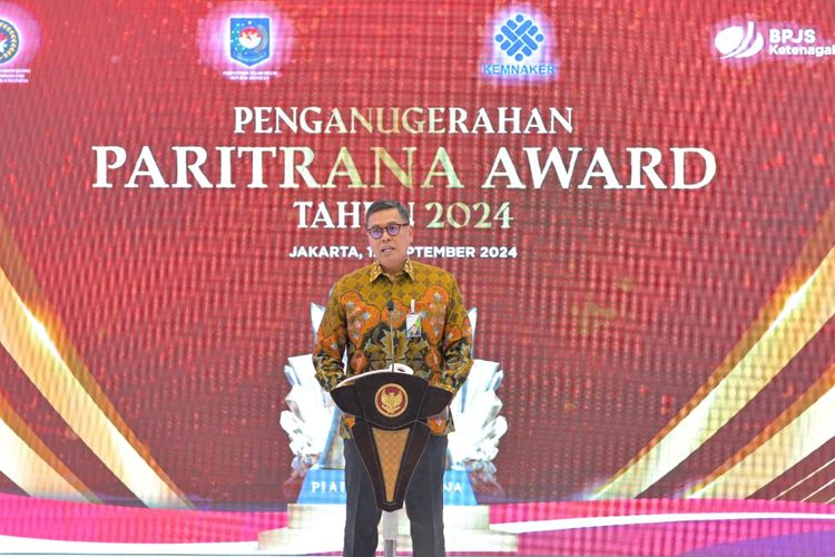 Direktur Utama Badan Penyelenggara Jaminan Sosial (BPJS) Ketenagakerjaan Anggoro Eko Cahyo saat penganugerahkan Paritrana Award 2024 di Plaza BPJAMSOSTEK, Kuningan, Jakarta, Kamis (12/9/2024).