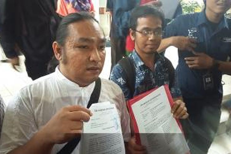 Pengacara penyidik KPK Novel Baswedan, mendaftarkan gugatan praperadilan bagi Novel di Pengadilan Negeri Jakarta Selatan, Senin (11/5/2015).