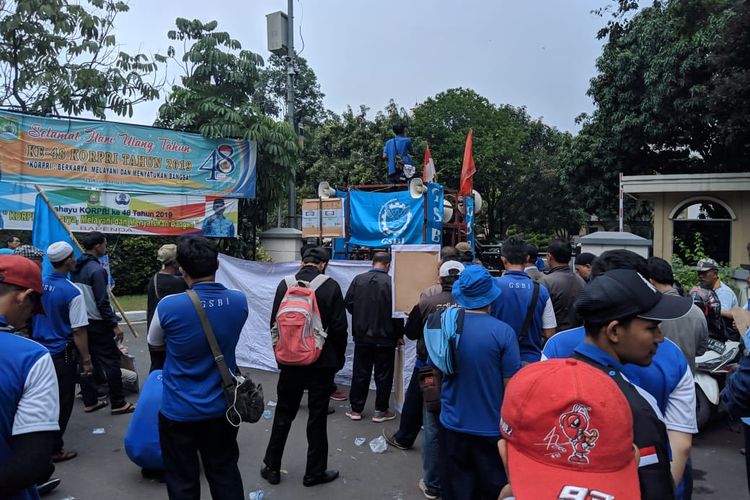 Aksi Demonstrasi Buruh PHK di Kantor Pusat Pemerintahan Kota Tangerang, Senin (2/12/2019)