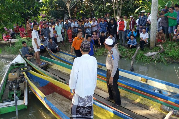 Tim SAR gabungan tengah melakukan pencarian terhadap tiga warga di Kabupaten Bone, Sulawesi Selatan yang hilang terseret arus sungai. Jumat, (15/6/2018).